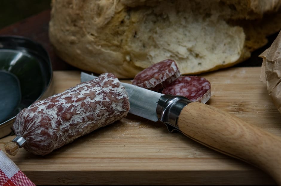Grundausstattung Schnitzmesser und Schälmesser auf einem Holztisch